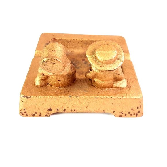 VTG Wilton Cast Iron Ashtray Wrightsville PA. Painted Gold Amish Couple … - Picture 3 of 5